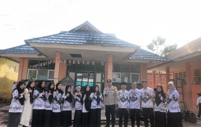 Jadi Pembina Upacara, Bhabinkamtibmas Polsek Lebong Tengah Berikan Motivasi Kepada Pelajar SDN 25 Lebong