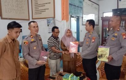Polres Mukomuko Bagikan Buku Gratis Tingkatkan Literasi