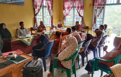Sampaikan Imbauan Kamtibmas Bhabinkamtibmas Hadiri Rapat di Desa Binaan