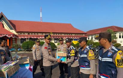 Polri Peduli Budaya Literasi, Polres Kaur Bagikan Buku kepada Bhabinkamtibmas Polsek Jajaran