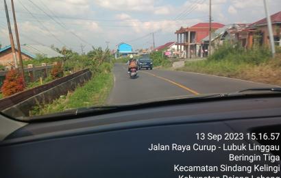 Polsek Sindang Kelingi Berikan Pengawalan kepada Warga Musi Rawas yang melintas di Jalan Lintas Curup