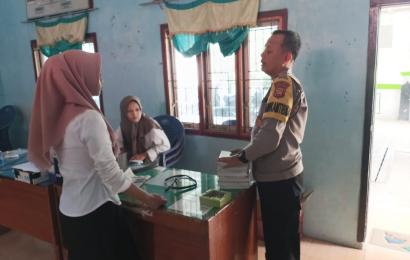Bhabinkamtibmas Polsek Pino Jalin Silaturahmi  dan Bagikan Buku Bacaan kepada Warga Desa Kota Bumi