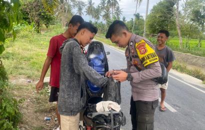 Tidak Menggunakan Helm SNI, Polsek Seginim Sampaikan Teguran Simpatik 