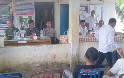 Bhabinkamtibmas Polsek Kedurang Dampingi Pendistribusian Bantuan Beras dan Bibit Nangka dari Pemerintah 
