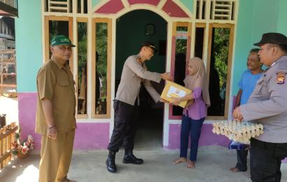 Bentuk peduli kepada Masyarakat, Kapolsek Giri Mulya Berikan Bantuan kepada Korban Musibah Kebakaran