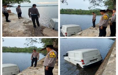 Daihatsu Grandmax Terjun ke Danau Dendam Tak Sudah, Polisi Bantu Evakuasi 