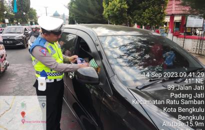 Ops Zebra Nala, Satgas Preventif Sampaikan Imbauan dan Pasang Stiker di Kendaraan  Warga