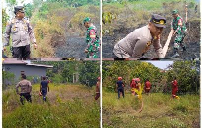 Petugas Gabungan Padamkan Api Kebakaran di Lahan Gambut Kandang Limun