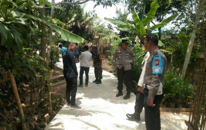 Kapolsek Lebong Atas dan Bhabinkamtibmas Ikuti Monev Pembangunan Jalan Lingkungan Desa Sukau Datang I