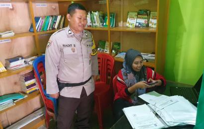 Bhabinkamtibmas Polsek Manna Sosialisasi Aplikasi Super APP Polri, di Desa Kota Padang 