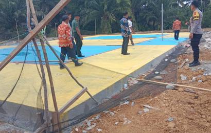 Bhabinkamtibmas Polsek Pino Hadiri Sertifikasi Peningkatan Jalan Rabat Beton dan Lapangan Voly di Desa Binaannya