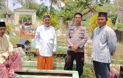 Bhabinkamtibmas Sambang Duka Warga Desa Binaannya yang Meninggal Dunia