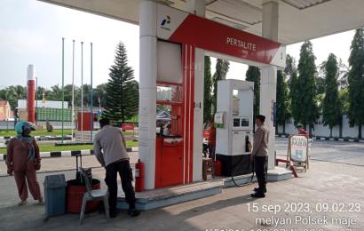 Berikan Pengamanan dan Pengawasan Penyaluran BBM di SPBU Numan Jaya, Polsek Maje Gelar Patroli