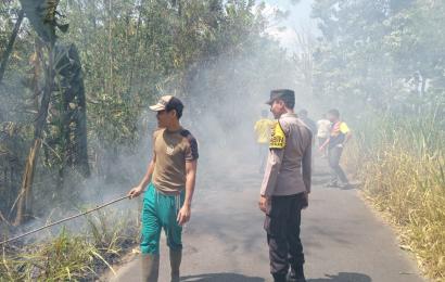 Gerak Cepat, Polsek Bermani Ilir dan Warga Padamkan Kebakaran di Perkebunan