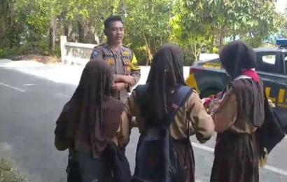Sambangi Pelajar SMPN 4 Bengkulu Selatan, Bhabinkamtibmas Polsek Kota Manna Sampaikan Polri Sahabat Anak