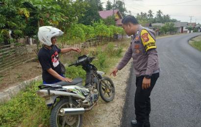 Bhabinkamtibmas Polsek Seginim Sambang Door to Door System Bersama Warga Kecamatan Seginim