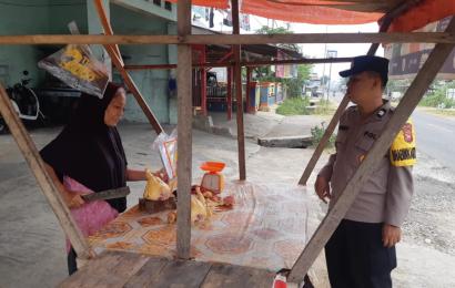 Jaga Kondusifitas Perekonomian, Bhabinkamtibmas Polsek Pino Monitor Penjual Daging Ayam