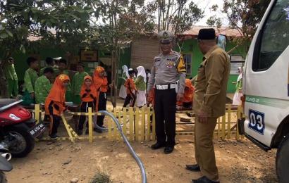 HUT Lalu Lintas Ke-68, Sat Lantas Polres BS Berikan Bantuan Sosial Air Bersih ke Pondok Pesantren Makrifatul Ilmi  