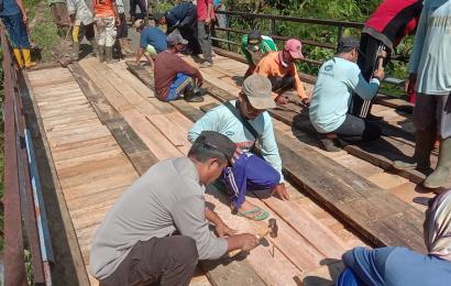 Sambang, Bhabinkamtibmas dan Warga Perbaiki Jembatan Rusak di Desa Mangkurajo