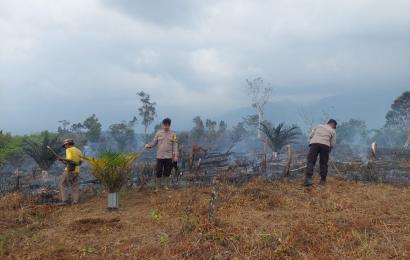 Personel Polsek Lebong Utara Bantu Padamkan Api Karhutla di Desa Ladang Palembang
