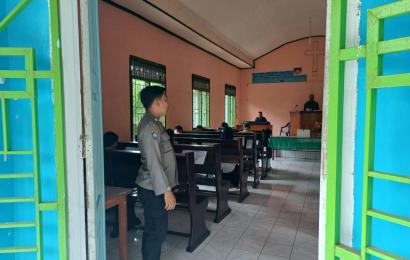 Babinkamtibmas Polsek Pino Laksanakan Pengamanan Gereja Ciptakan Kenyamanan Beribadah