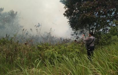 Polisi dan Warga Padamkan Api Karhutla di Rimbo Pengadang