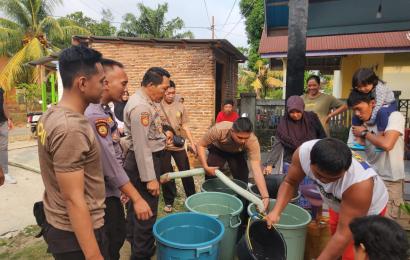 Polri Peduli, Sat Samapta Polres BS Salurkan Bantuan Air Bersih di Wilayah Terdampak Kemarau 