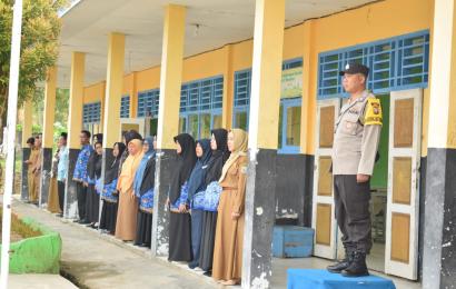 Bina Pelajar, Bhabinkamtibmas Polsek Lebong Tengah Jadi Pembina Upacara