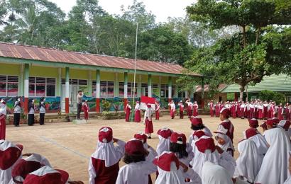 Jadi Pembina Upacara, Bhabinkamtibmas Polsek Lebong Atas Sampaian Pesan Moral Kepala Pelajar