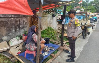 Monitor Situasi Perekonomian, Bhabinkamtibmas Polsek Kota Manna Sambang DDS ke Pasar Ampera  