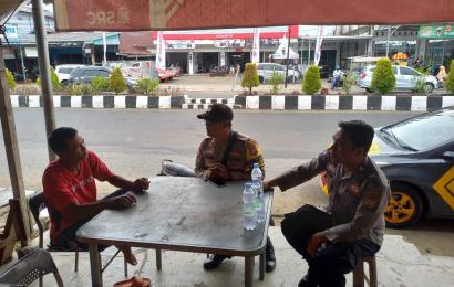 Sambangi Warga Kelurahan Pasar Bawah, Bhabinkamtibmas Polsek Kota Manna Sosialisasi Aplikasi Super APP Polri
