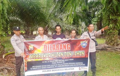 Cegah Karhutla Sat Binmas Polres Bengkulu Selatan Laksanakan Imbauan di desa Kemang Manis 