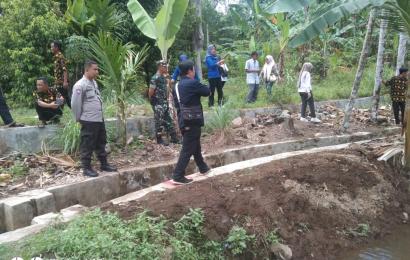 Sambang, Bhabinkamtibmas Hadiri Monev di Desa Suka Bumi