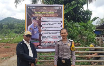 Sambang, Bhabinkamtibmas Polsek Lebong Utara Pasang Spanduk Imbauan Cegah Karhutla
