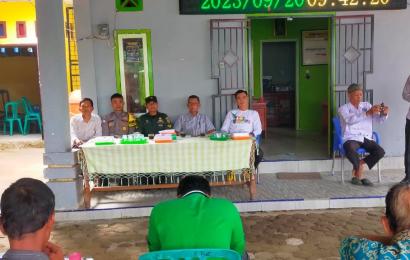 Bhabinkamtibmas Polsek Kedurang Hadiri Sertifikasi Peningkatan Jalan Rabat Beton di Desa Binaannya