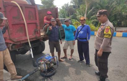 Polsek Kota Manna Berikan Bantuan Sosial Air Bersih Kepada Warga Kelurahan Tanjung Mulia 