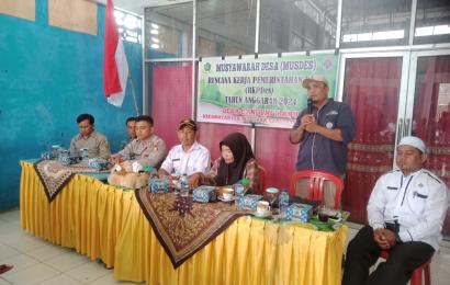 Sambang, Bhabinkamtibmas Polsek Lebong Utara Hadiri Musdes di Desa Gandung Baru