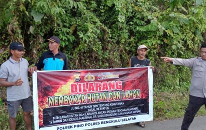 Bhabinkatibmas Polsek Pino, Sambangi Warga dan Berikan Imbauan Agar Mencegah Karhutlah