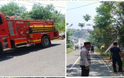 Polisi Bantu Padamkan Kebakaran di Lingkar Barat