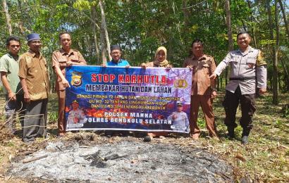 Sambangi Warga Padang Jawi, Bhabinkatibmas Polsek Manna Berikan Imbauan Cegah Karhutla