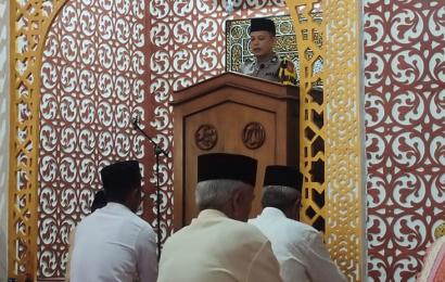 Bhabinkamtibmas Sampaikan Khotbah Jumat di  Masjid Jamik Desa Ulak Lebar 