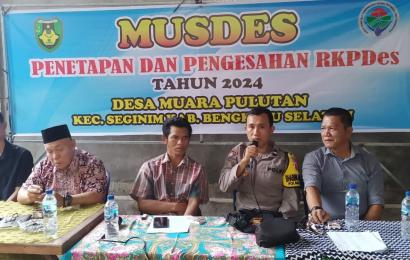 Bengkulu Selatan – Bhabinkamtibmas Polsek Seginim mewakili Kapolsek Seginim Polres Bengkulu Selatan Polda Bengkulu, Aipda Rahmad Hidayat, S.H., menghadiri Musyawarah Penetapan dan Pengesahan RKPDes Tahun 2024 desa Muara Payang Kecamatan Seginim kabupaten Bengkulu Selatan, Sabtu (30/09/23).  Kegiatan Musyawarah Penetapan dan Pengesahan RKPDes Tahun 2024 dengan anggaran dari Dana Desa sudah berada pada Batas Waktu yang telah diatur dalam Undang undang, yang berlaku kepada semua desa yang menerima Dana Desa da