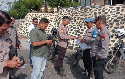 Usai Apel Pagi, Kapolsek Batiknau Cek Kelengkapan Personel