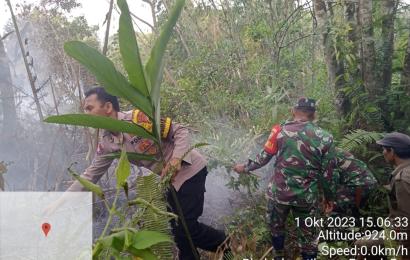Sigap, Bhabinkamtibmas Bersama Babinsa dan Warga Padamkan Api di Bermani Ulu