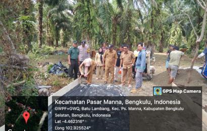 Bhabinkamtibmas Polsek Kota Manna Hadiri Peletakan Batu Pertama Pembangunan Jalan Rabat Beton 
