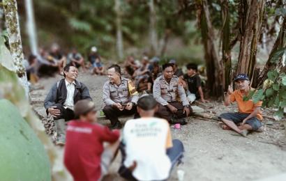 Bhabinkamtibmas Polsek Pino Hadiri Kegiatan Membersihkan TKP Pembunuhan Secara Adat di Desa Binaanya
