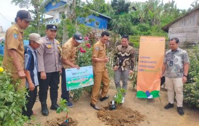 Dukung Program Desa Binaan, Bhabinkamtibmas Hadiri Penyaluran Bibit Pohon