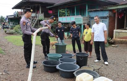 Peringati HUT Humas Polri Ke-72, Polres Kepahiang Salurkan Air Bersih