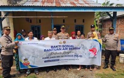 Rangkaian Hari Jadi ke 72 Humas Polri, Polda Bengkulu Bersama Polresta Bengkulu Bantu Warga Kesulitan Air