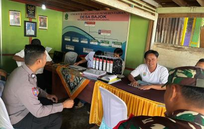 Bhabinkamtibmas Polsek Rimbo Pengadang Hadiri Monev DD dan ADD Tahap 2 di Desa Bajok